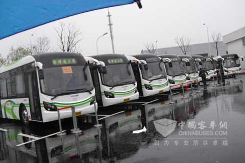 装配华强空调的世博会大巴