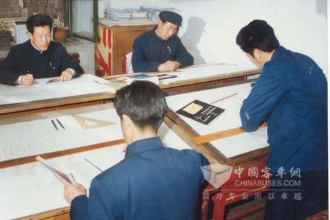 20世纪80年代初期，朝柴设计员使用图板进行柴油机设计
