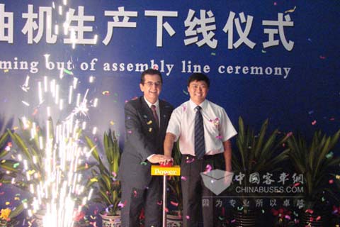 东风朝柴公司总经理赵庄与美国纳威司达万国公司总裁尚伟德共同启动点火按钮