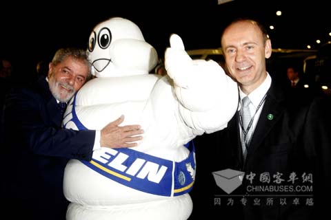 巴西总统卢拉（左）与米其林轮胎先生