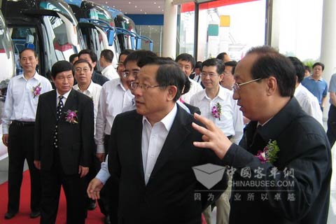 全国政协副主席、科技部部长万钢亲身体验首批新能源客车节能环保的特点