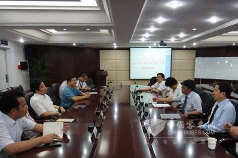 晏平(左二)与海翼集团高层座谈