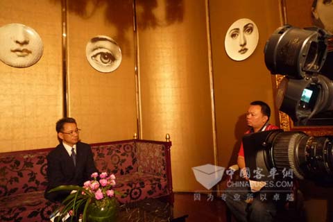 普利司通轮胎事业中国地区总裁武田邦俊回答记者提问