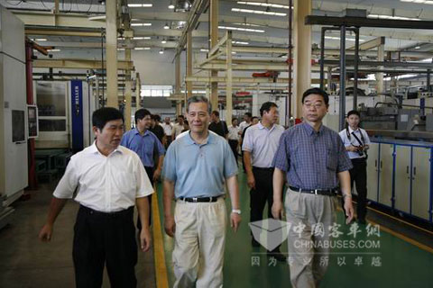 中国工程院院士孙传尧和孙晋良考察玉柴车间
