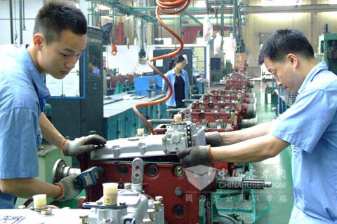 綦齿传动公司总装分厂忙碌的生产现场