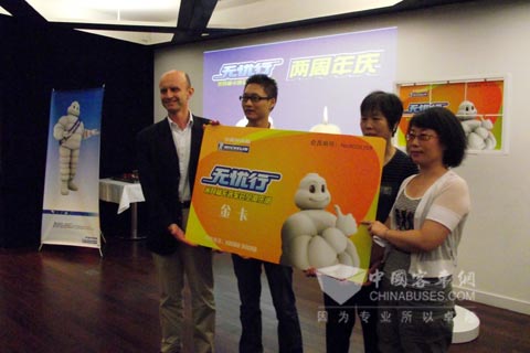 夏茂廷先生为无忧行会员代表 颁发米其林无忧行金卡