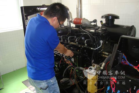 服务大比武人员在现场实际维修操作比赛中