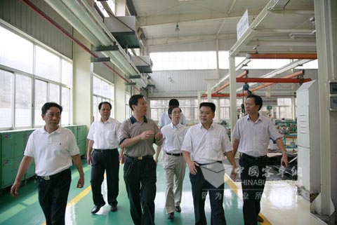 国家工信部规划发展处处长周虎一行到玉柴调研