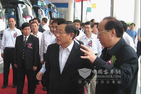 科技部部长万钢视察玉柴与恒通研发新能源客车