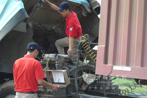 东风康明斯服务人员在维修中