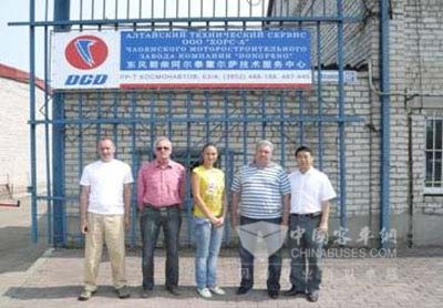 业务代表与公司董事长、客车销售经理等人合影