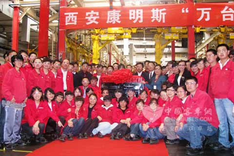 西安康明斯部分员工与第一万台ISM11发动机合影