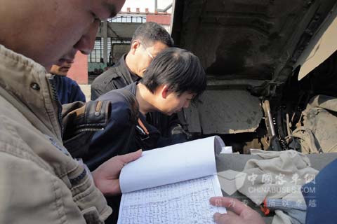 东风康明斯服务人员在对一台一百二十万公里 无大修的机器进行核查