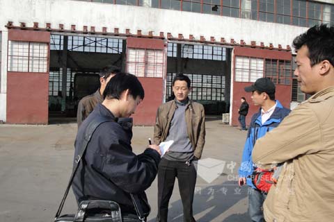 东风康明斯工作人员与用户交谈,收集用户对发动机 操作保养的心得