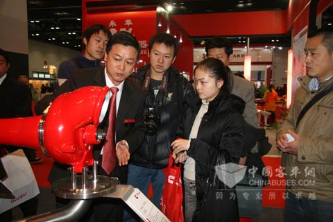 为观众细心讲解增压器产品知识