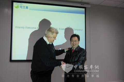 VDA专家与石总握手,祝贺可兰素通过现场审核