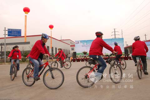 低碳万里行启动仪式上自行车慢骑比赛活动进行中