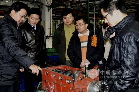 陈炜书记(左二)一行在该公司副总经理刘韶东等的陪同下总装分厂参观