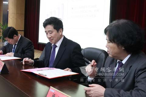 玉柴集团举行2011年经营责任状签订仪式