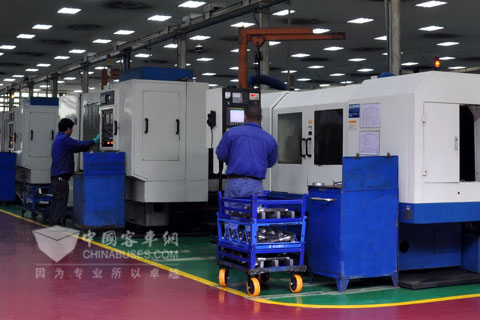 綦齿忙碌的齿轮精密加工生产线