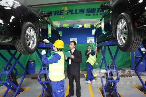 驰加比武的评委们给选手现场打分