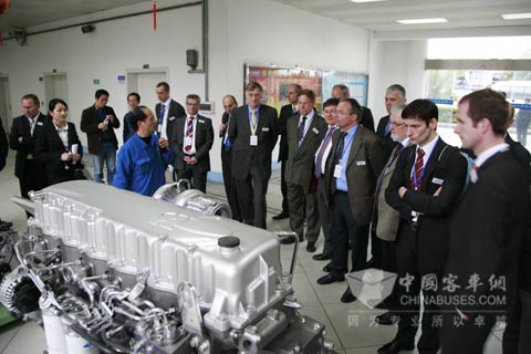 德国内燃机专家参观玉柴实验室