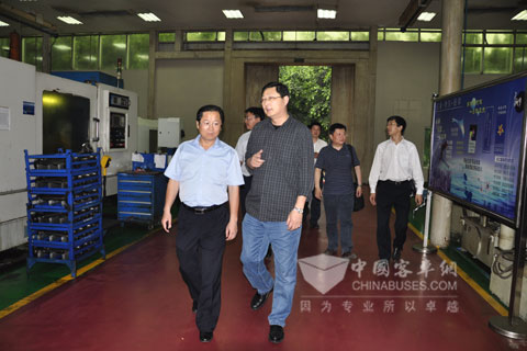 王江安董事长在云珀的陪同下 在綦齿参观