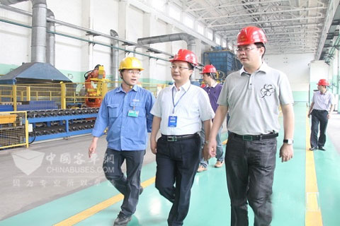 金长山(中)一行参观玉柴车间