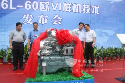 中国首个欧VI排放发动机在玉柴研制成功（左三为玉柴董事局主席晏平）