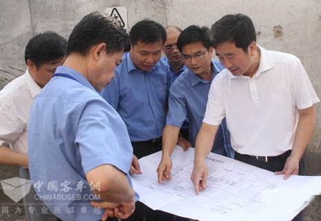 玉柴机器股份有限公司董事长晏平查看建设规划图