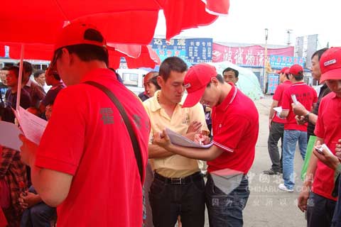 用户跟霍尔塞特工作人员交流