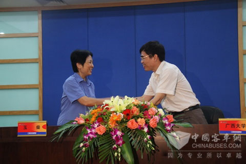 刘金水与张嘉莎签订办学协议