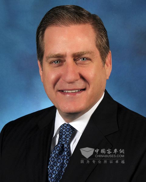 艾里逊变速箱董事长兼首席执行官,Lawrence E. Dewey