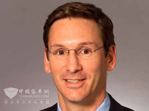 现任康明斯总裁兼首席运营官兰博文