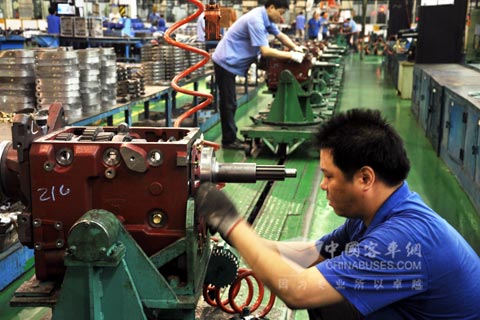 图为綦齿传动公司忙碌的变速器总成装配生产现场