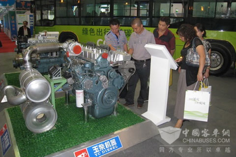 玉柴工作人员向观众介绍玉柴气体机