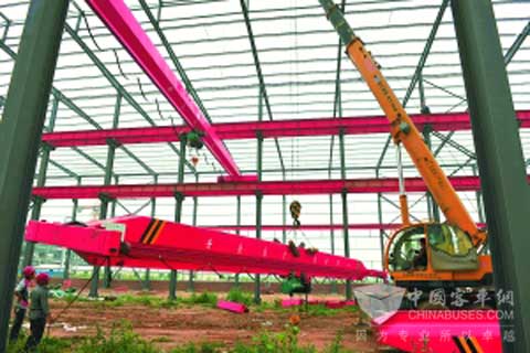 职工正在安装吊装设备