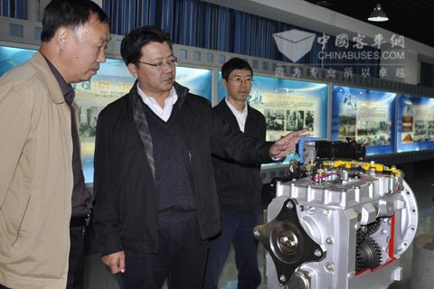 图为洛阳市公共交通集团有限责任公司副总经理张峡生（左一）在綦齿传动公司展厅参观