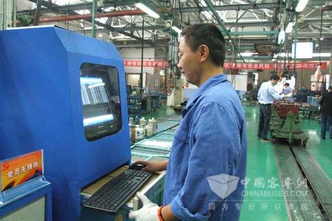 总成装配线员工正在电脑上查询装配情况