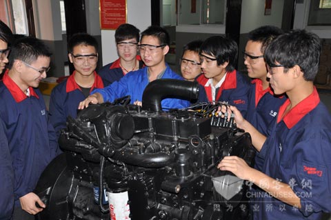 定向班学生在了解康明斯发动机维修知识