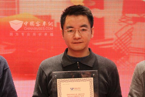 上菲红销售总监张荣强上台领奖