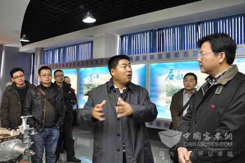 张守军董事长（前右二）在了解綦齿变速器技术发展