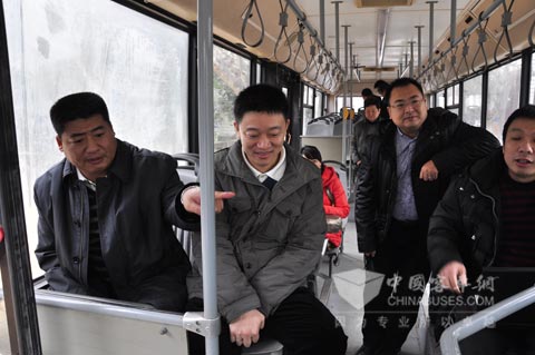 张守军董事长（左一）一行试乘綦齿传动公司AMT变速器试验客车