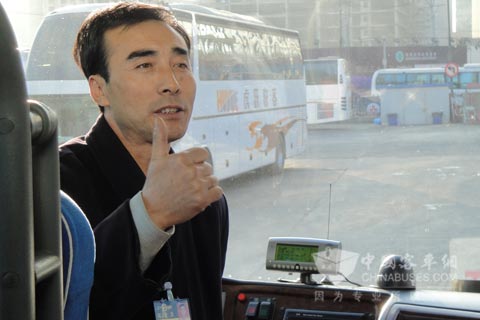 虎跃快客公司的穆师傅对东风康明斯发动机的表现很是满意