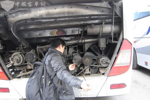 首汽服务工程师检修车辆