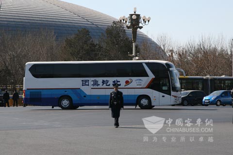 装载上海日野发动机的两会服务用车