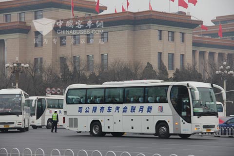 装载上海日野发动机的新月联合两会服务用车