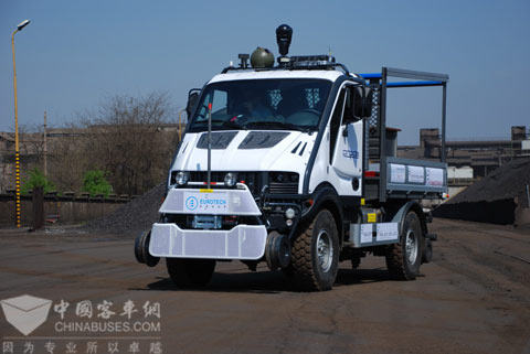 新型四驱陆轨两用车T-Rex采用了Bremach的T-Rex底盘技术，可以在铁路、普通公路和严峻的非公路路况下行驶。