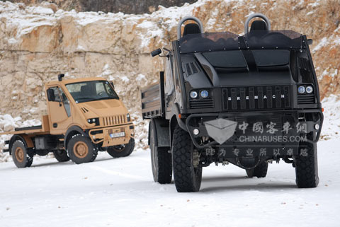 有双驾驶室和装配艾里逊5速变速箱的T-Rex Spider能够应对恶劣的环境。车宽只有1.70米，能够进入最窄的街道和通道。