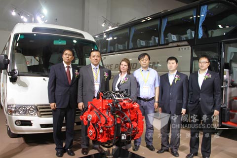 出席发布会的康明斯及金旅高层